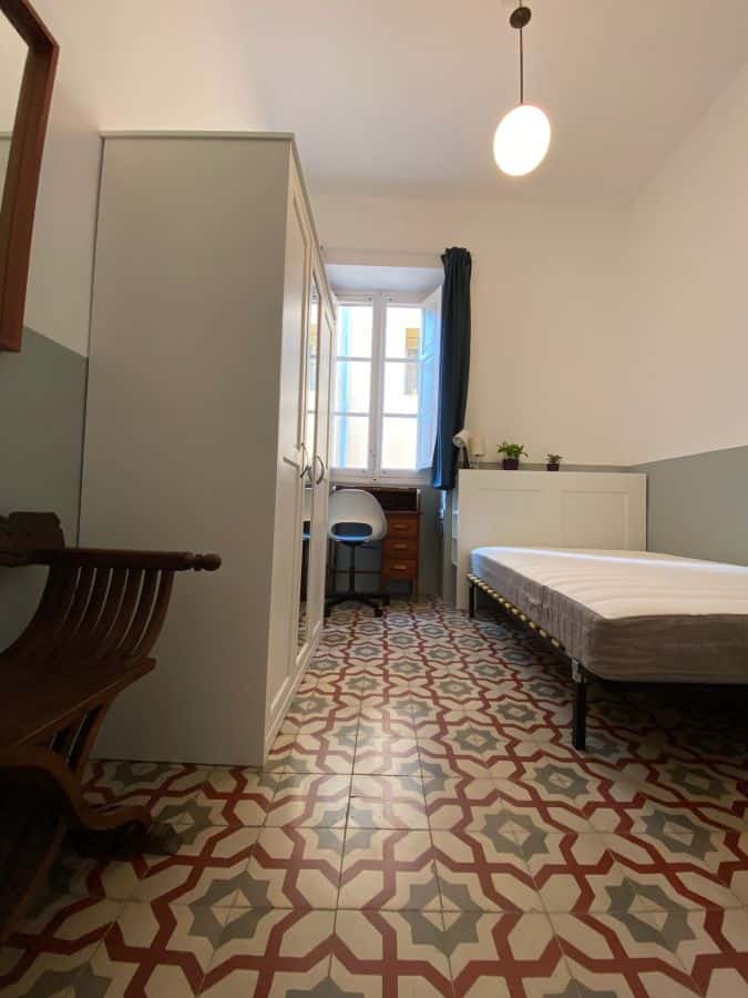Habitación en piso de 5 habitaciones en Ciutat Vella