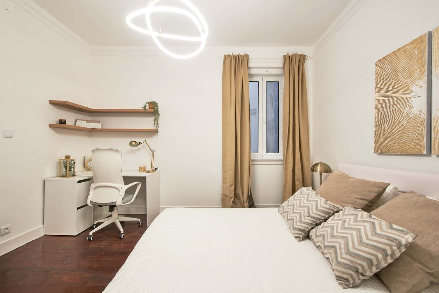 Room 4 - 88. R.Gomes Freire 191 3