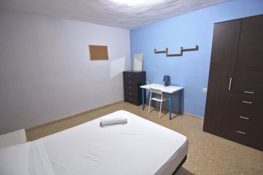 Habitación en piso de 4 habitaciones en El Pla Del Real
