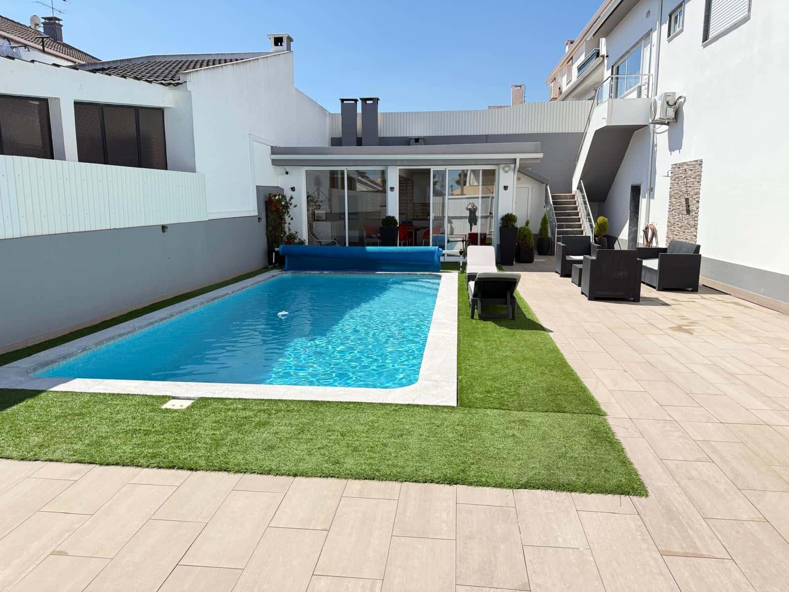 Moradia independente com piscina e 4 quartos