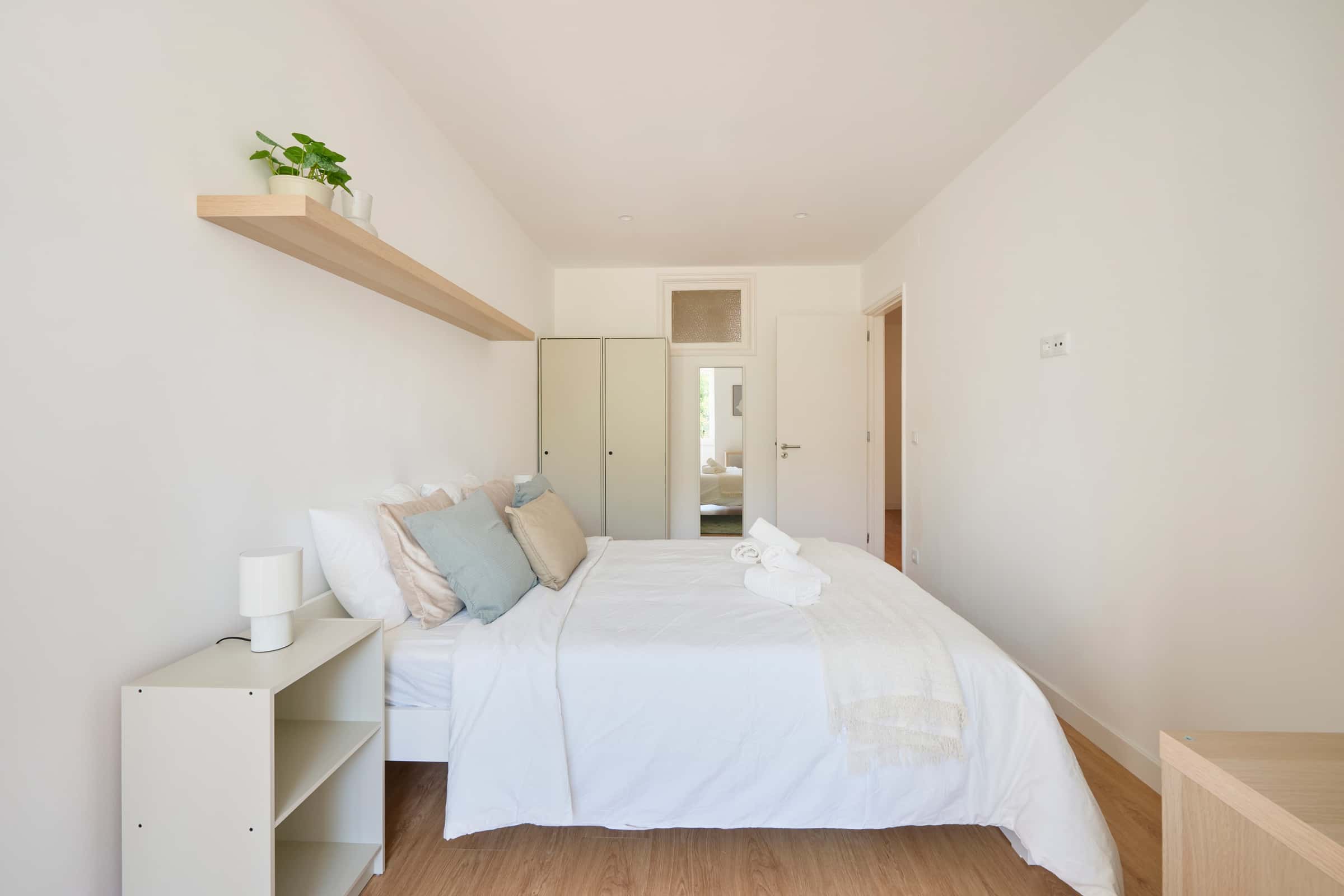 Bedroom in a 4-bedroom apartment in Lisbon - Room 2