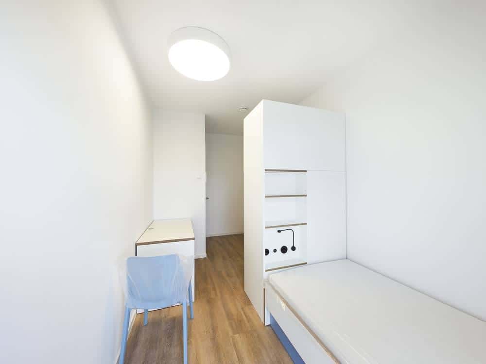 Fully furnished private room with bath & balcony in a 6 people shared mixed apartment - Photo 2