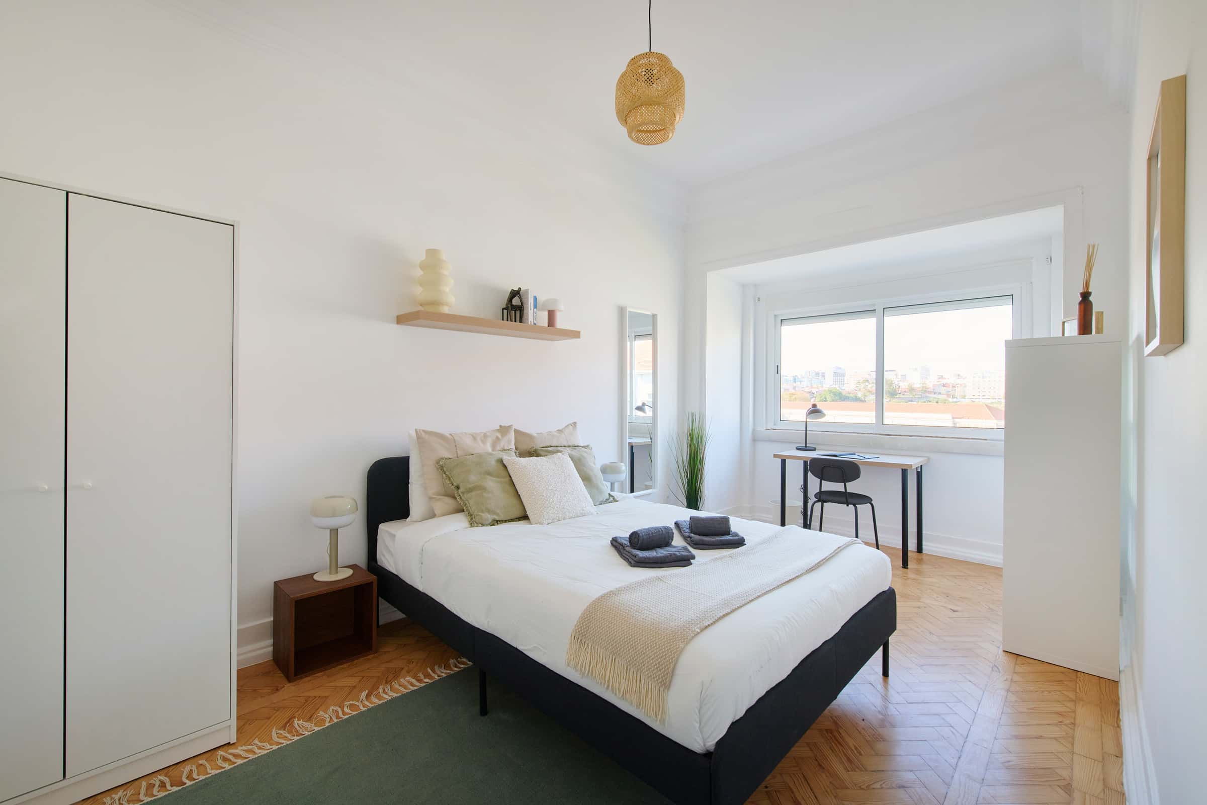 Bright bedroom in a 9-room apartment in Lisbon - Room 1
