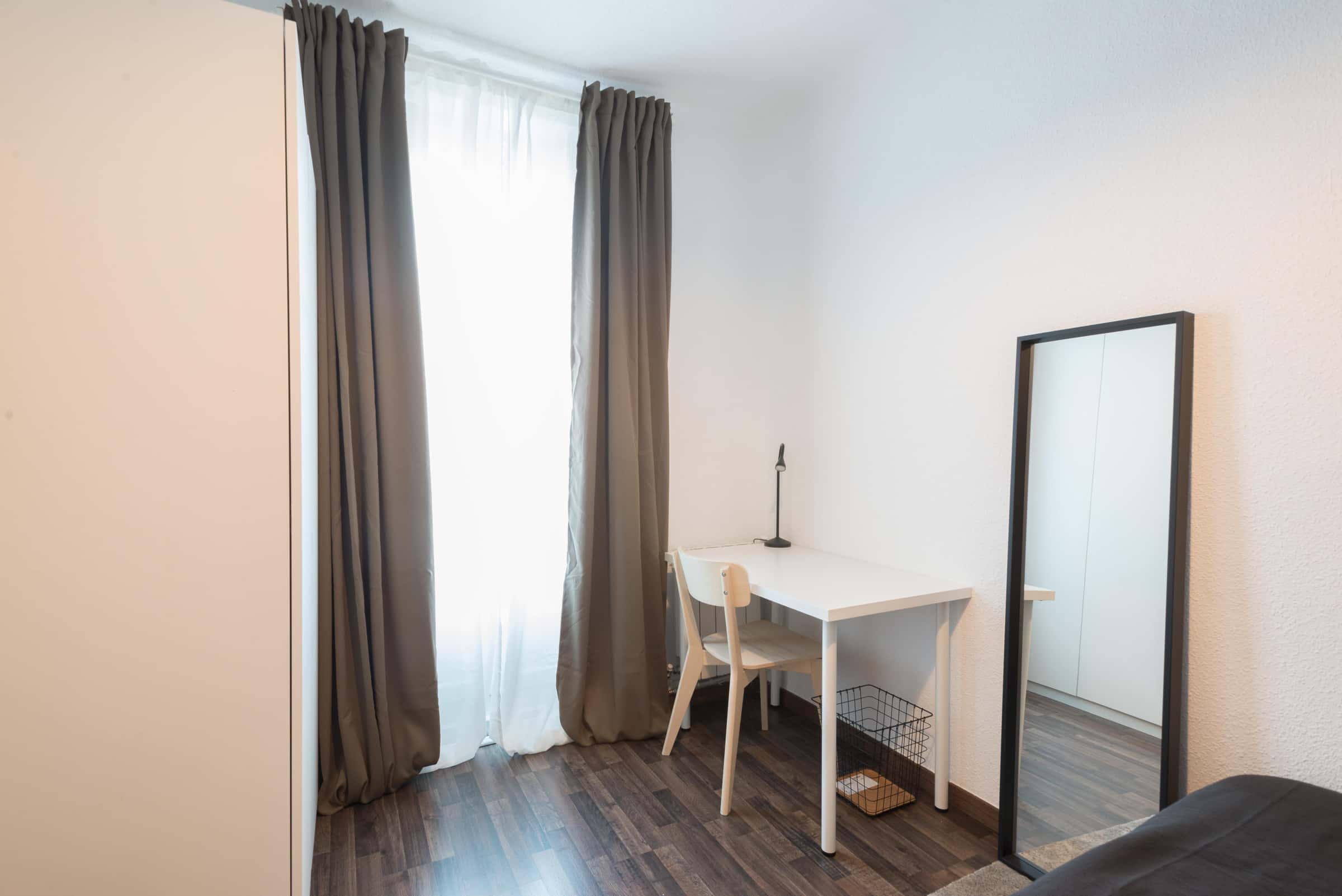 Habitación individual en Via Calle Caños del Peral   Der