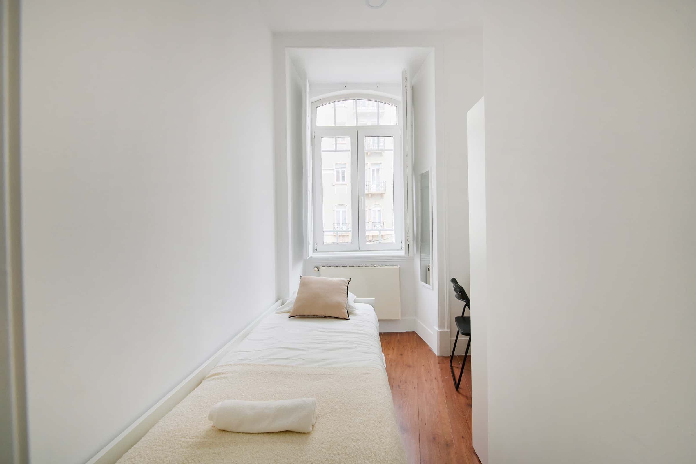 Bedroom in a 9-Bedroom Apartment in Rua Morais Soares, Lisbon - Room 2
