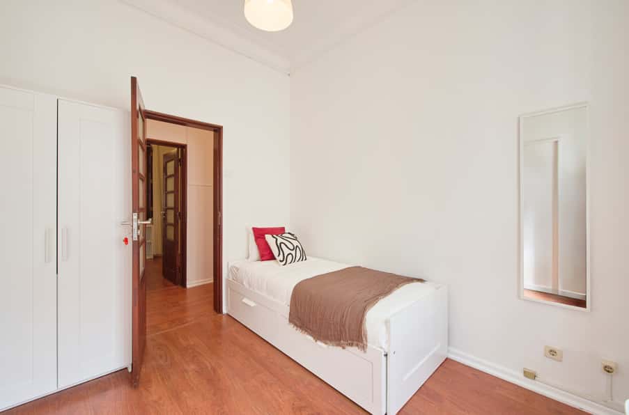 Single Bedroom in a 11-Bedroom Apartment in Rua de Buenos Aires, Lisbon - Room 6