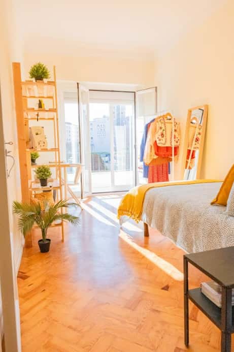 Bedroom with balcony in a 7-bedroom apartment in Lisbon - Room 2