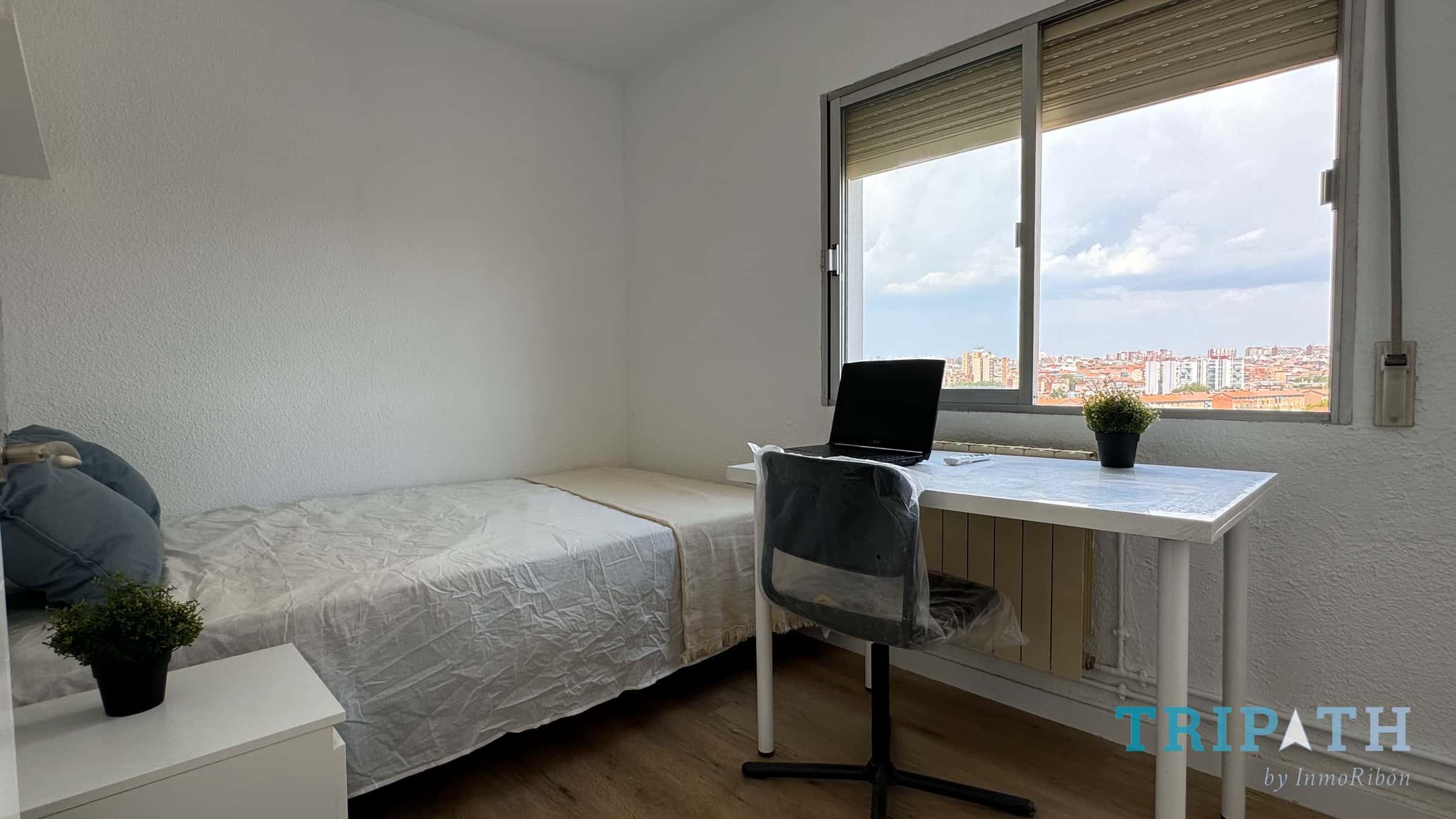 Chambre dans Calle del Poeta Blas de Otero, Madrid pour 80 m² avec 4 chambres