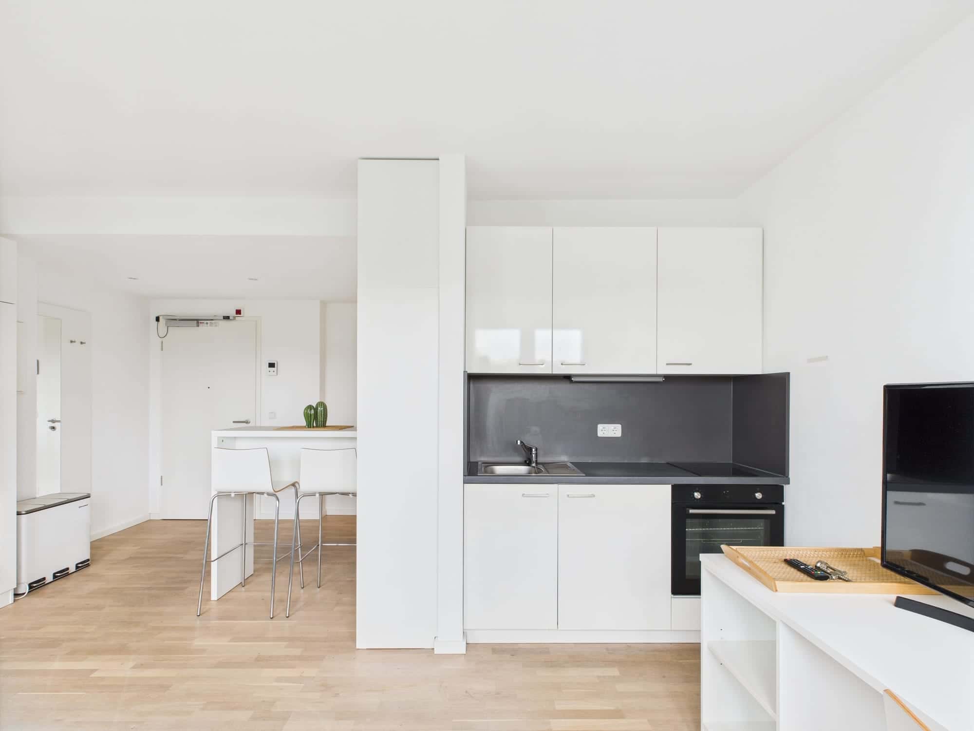 Reduced Rent - Beautiful 1-room apartment in the heart of Charlottenburg — Internet and electricity not included.