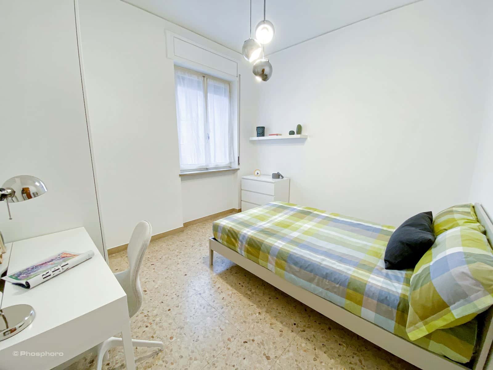 Stanza in Via Gino Trainotti, Verona di 130 m² con 5 camere