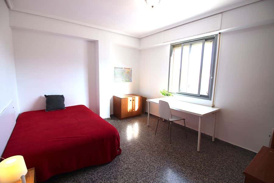 Habitación en piso de 5 habitaciones en Algirós