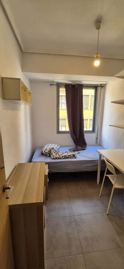 Habitación en piso de 4 habitaciones en Algirós