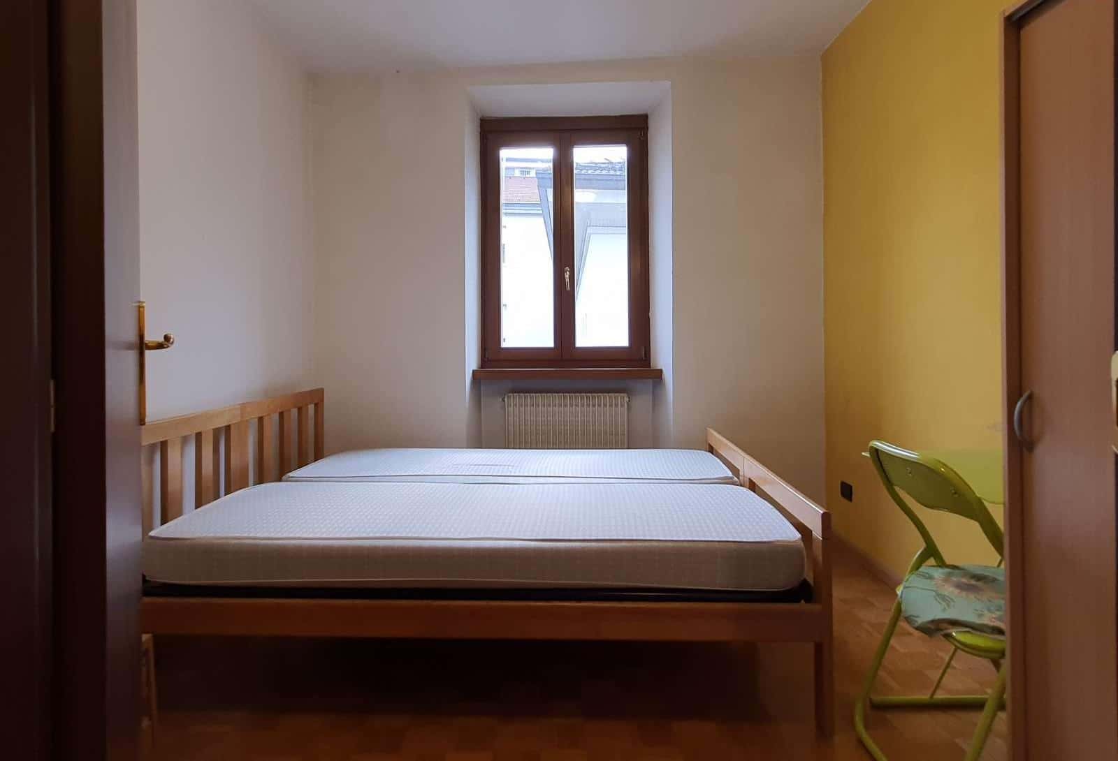 A9/S2 - stanza con due letti uniti in only 2-bedroom apartment in Centro Storico, Trento