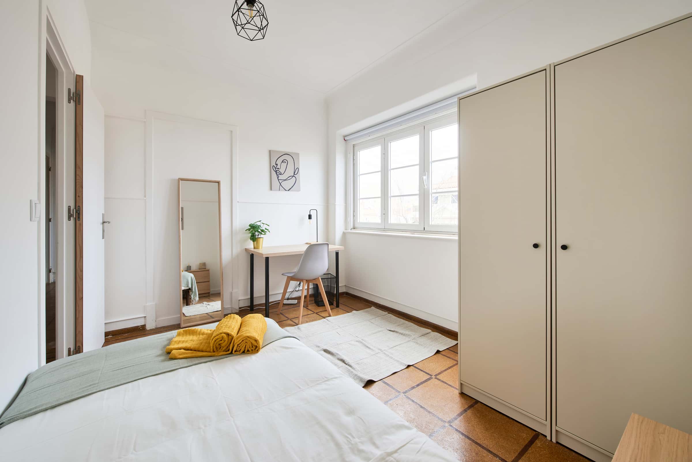 Bedroom in a 9-bedroom apartment in Rua Morais Soares, Lisbon - Room 2