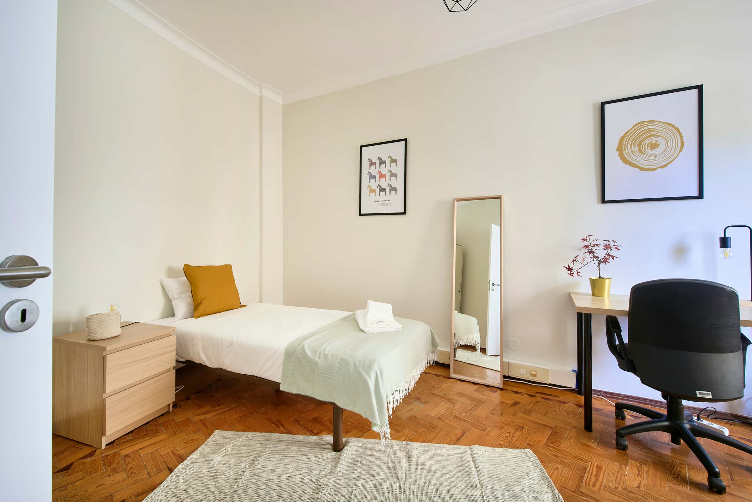 Bedroom in a 8-bedroom apartment in R. Diogo Couto, Lisbon - Room 7