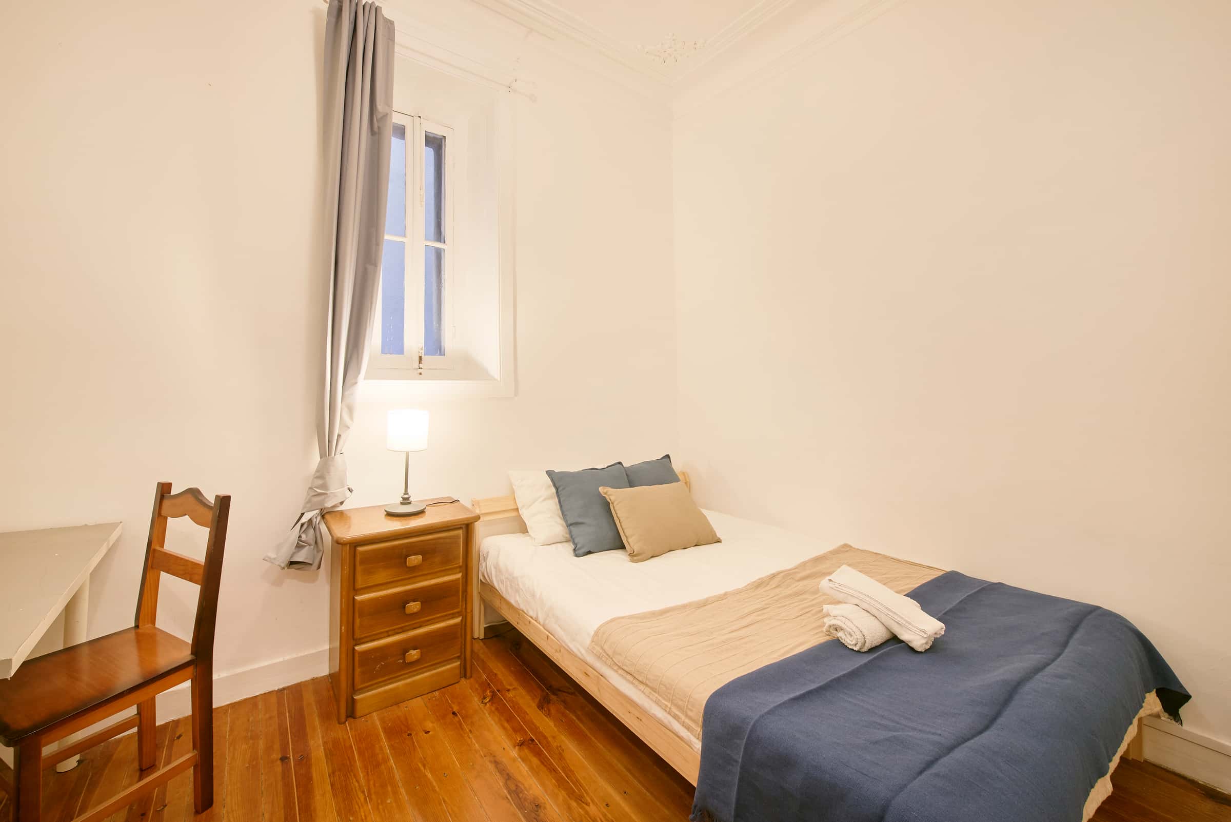 Room in a 7-bedroom apartment in Lisbon - Room 4