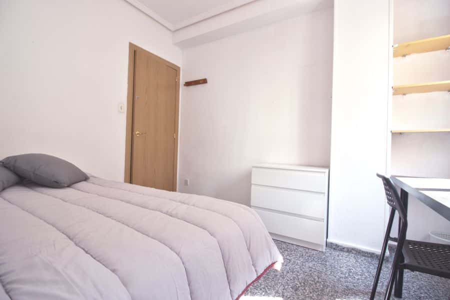 Habitación en piso de 4 habitaciones en Algirós
