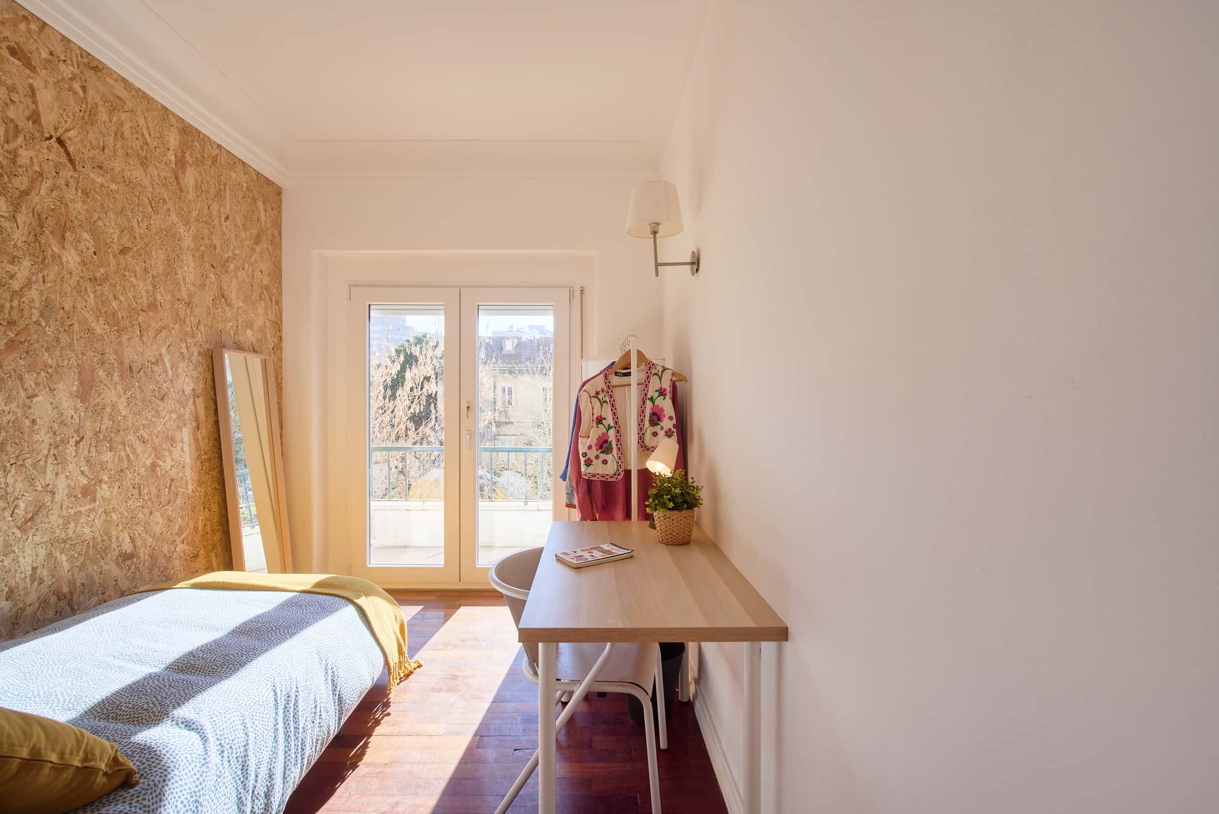 Bedroom with private balcony in a 5-bedroom apartment in Lisbon - Room 4
