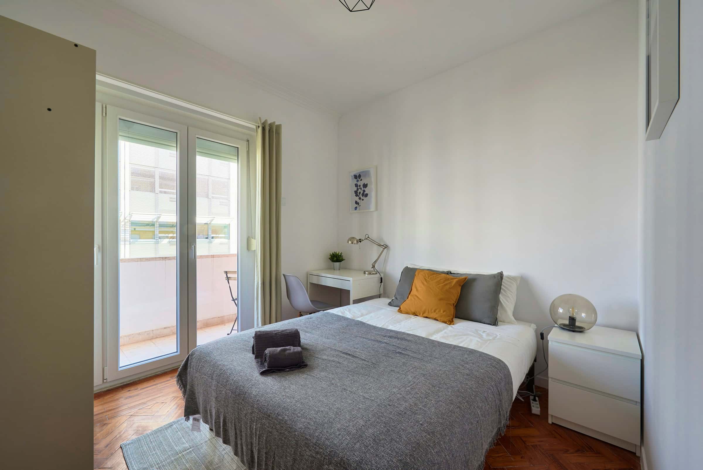 Bedroom in a 7-bedroom apartment in R. Pedro Nunes, Lisbon - Room 2