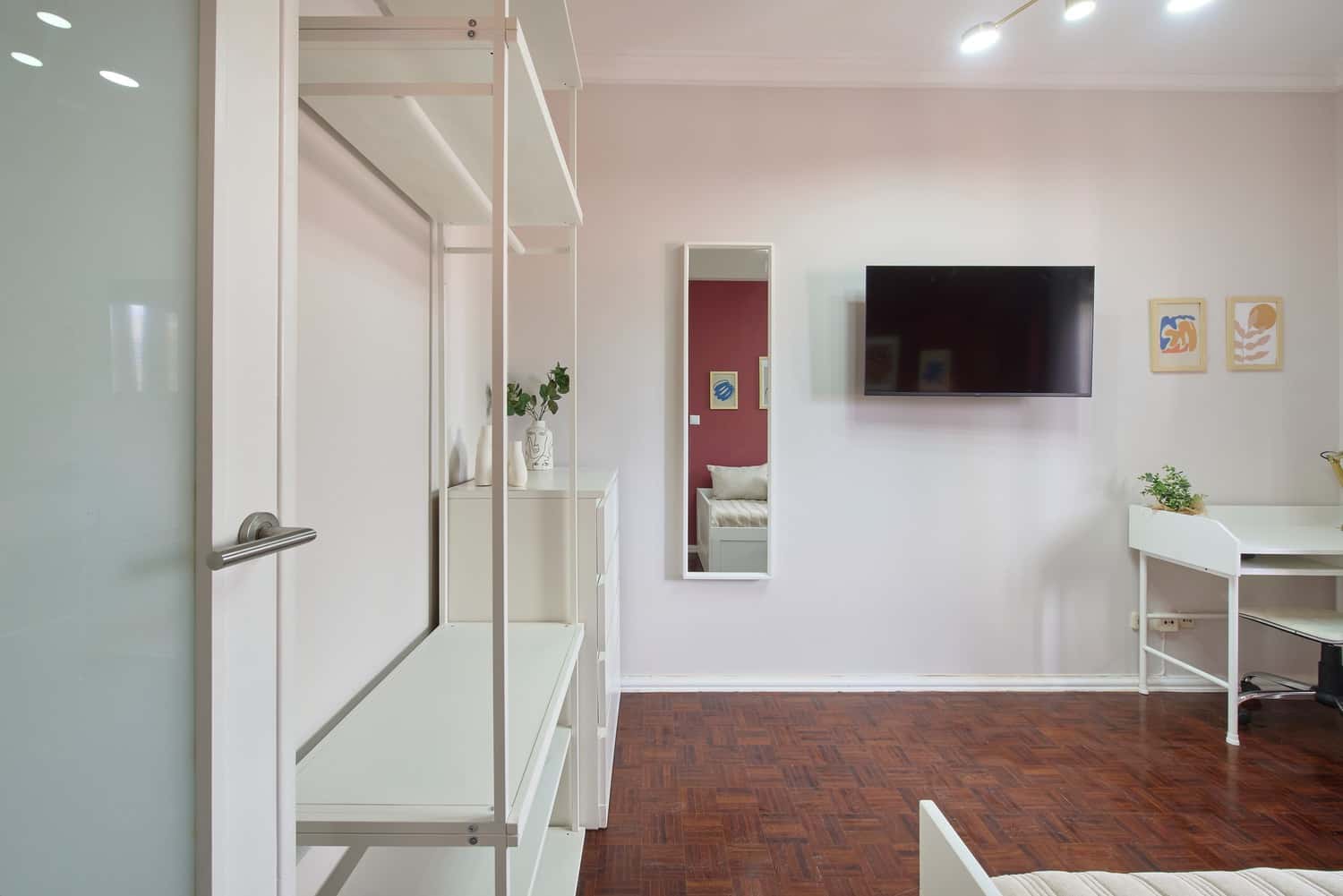 Room 4 - 81. Alameda Afonso Henriques 66 8E