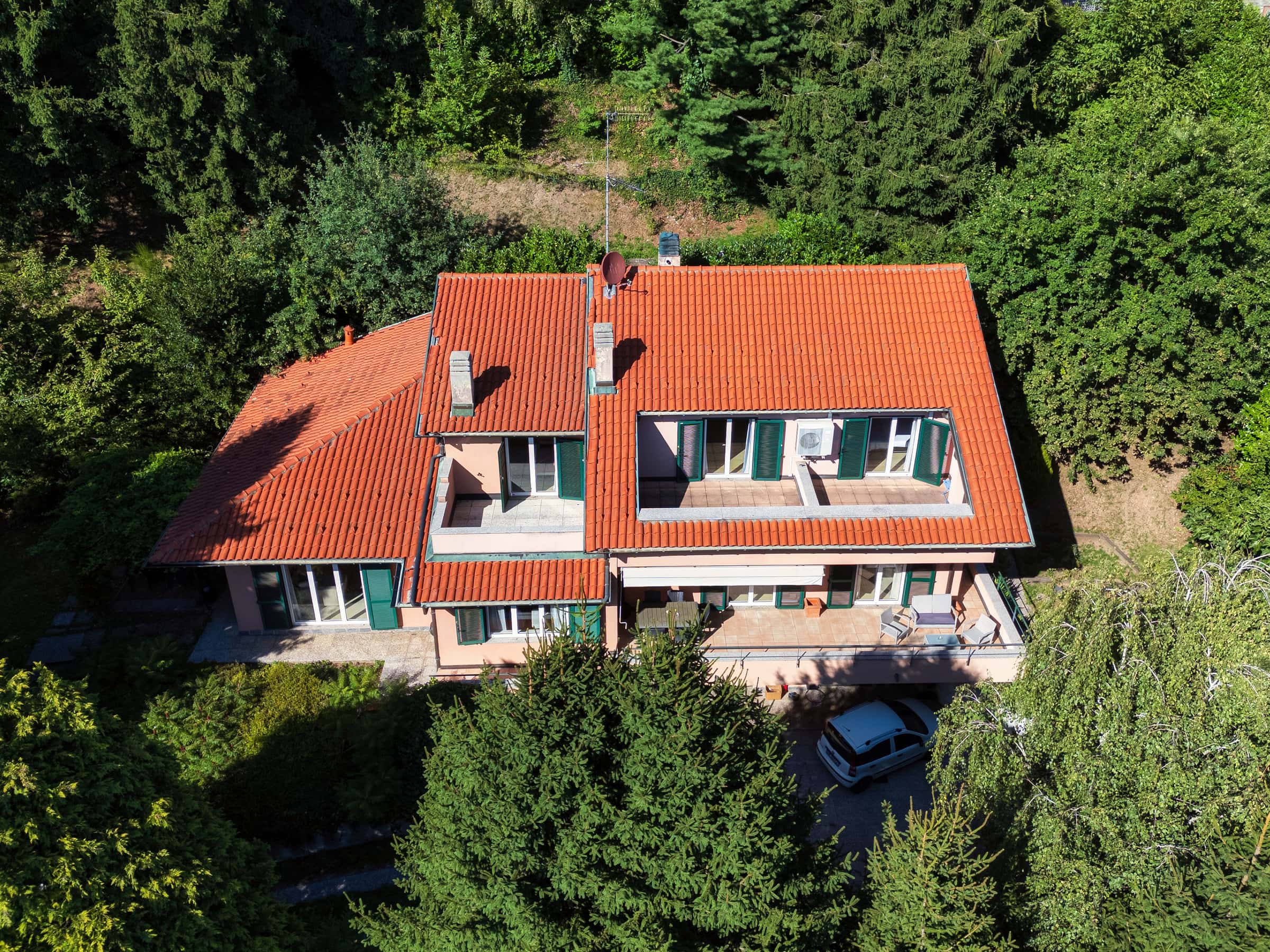 VILLA MARTA - Villa moderna con 4 camere e giardino tra le colline sopra Como