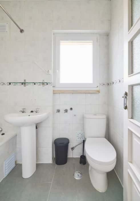 Bedroom with private bathroom in a 5-bedroom apartment in R. Infante D. Pedro, Lisbon - Room 5