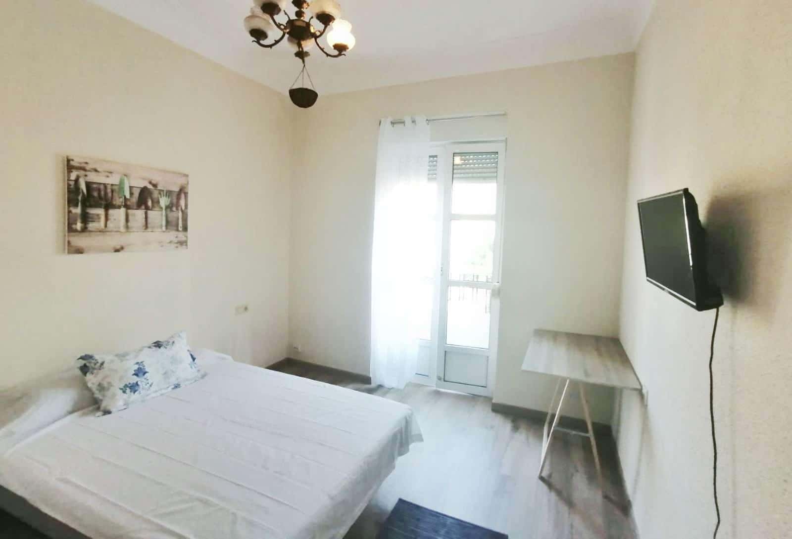 Double bed in Rooms for rent in 5-bedroom apartment in Alipark
