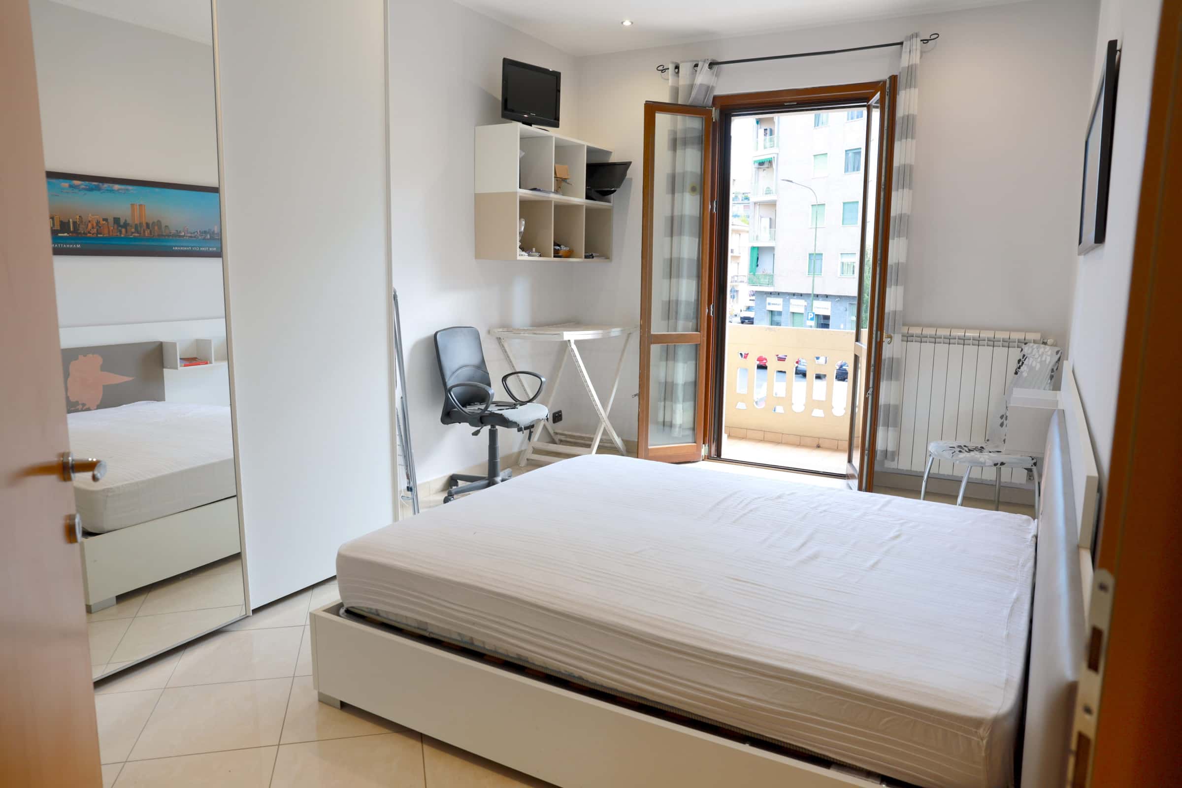 Chambre dans Via Gaspare Spontini, Torino pour 170 m² avec 2 chambres