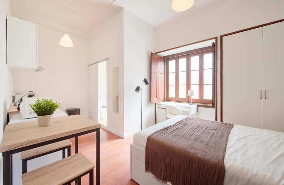 Private Studio in a Shared 11-Bedroom Apartment – Rua de Buenos Aires, Lisbon
