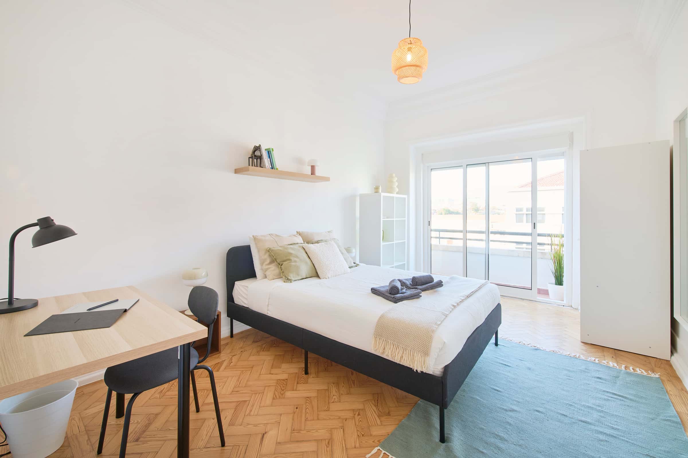 Bedroom with private balcony in a 9-room apartment in Lisbon - Room 3