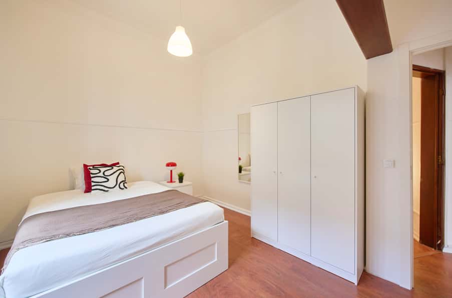 Bedroom in a 11-Bedroom Apartment in Rua de Buenos Aires, Lisbon - Room 1