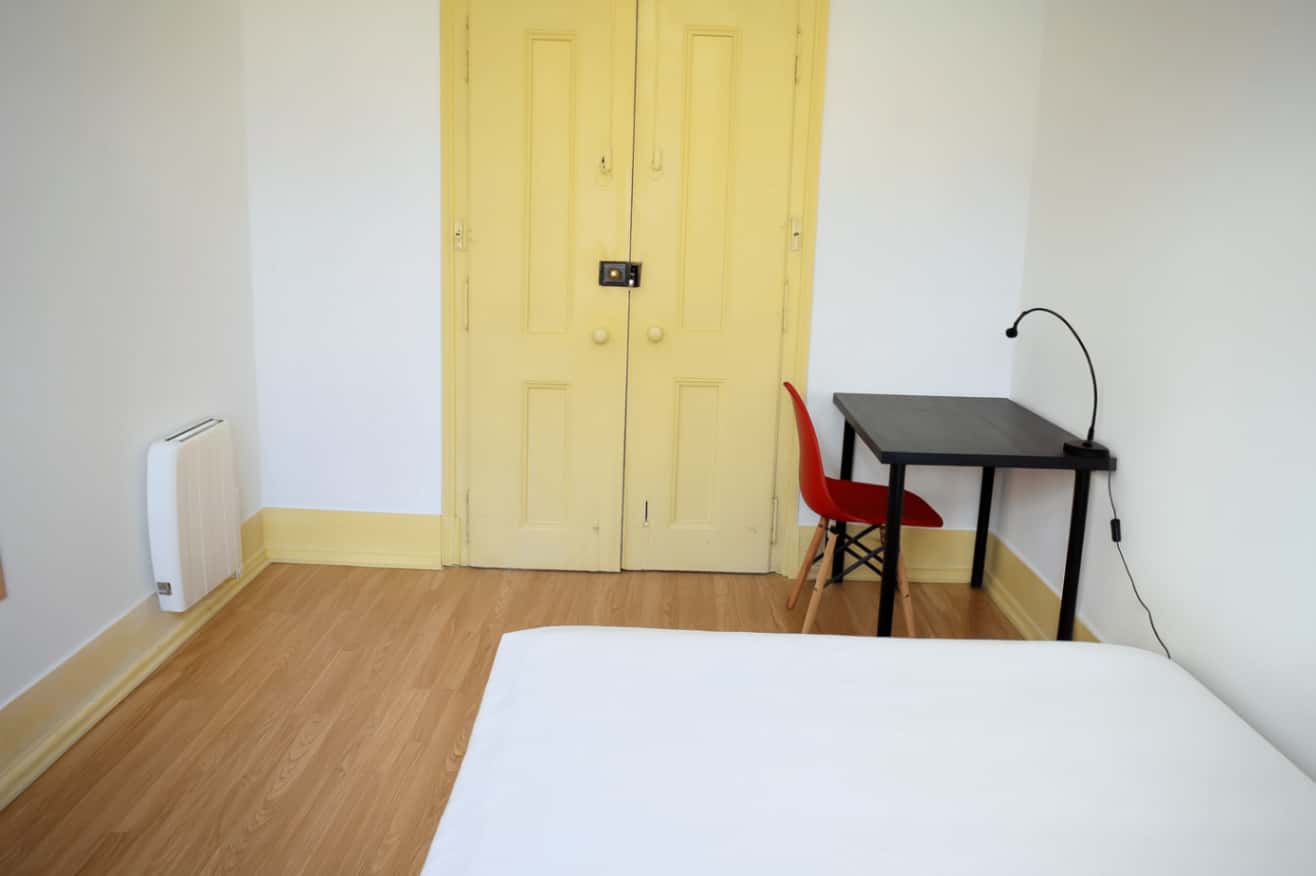 Quarto com cama de casal em apartamento com 8 quartos - independente da casa - FLAT G - G01