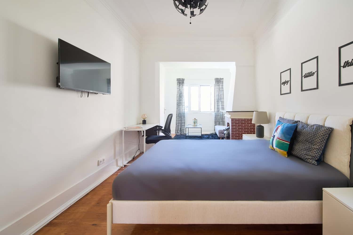 Room 5 - 89. Rua Afonso Lopes Vieira 47 2E