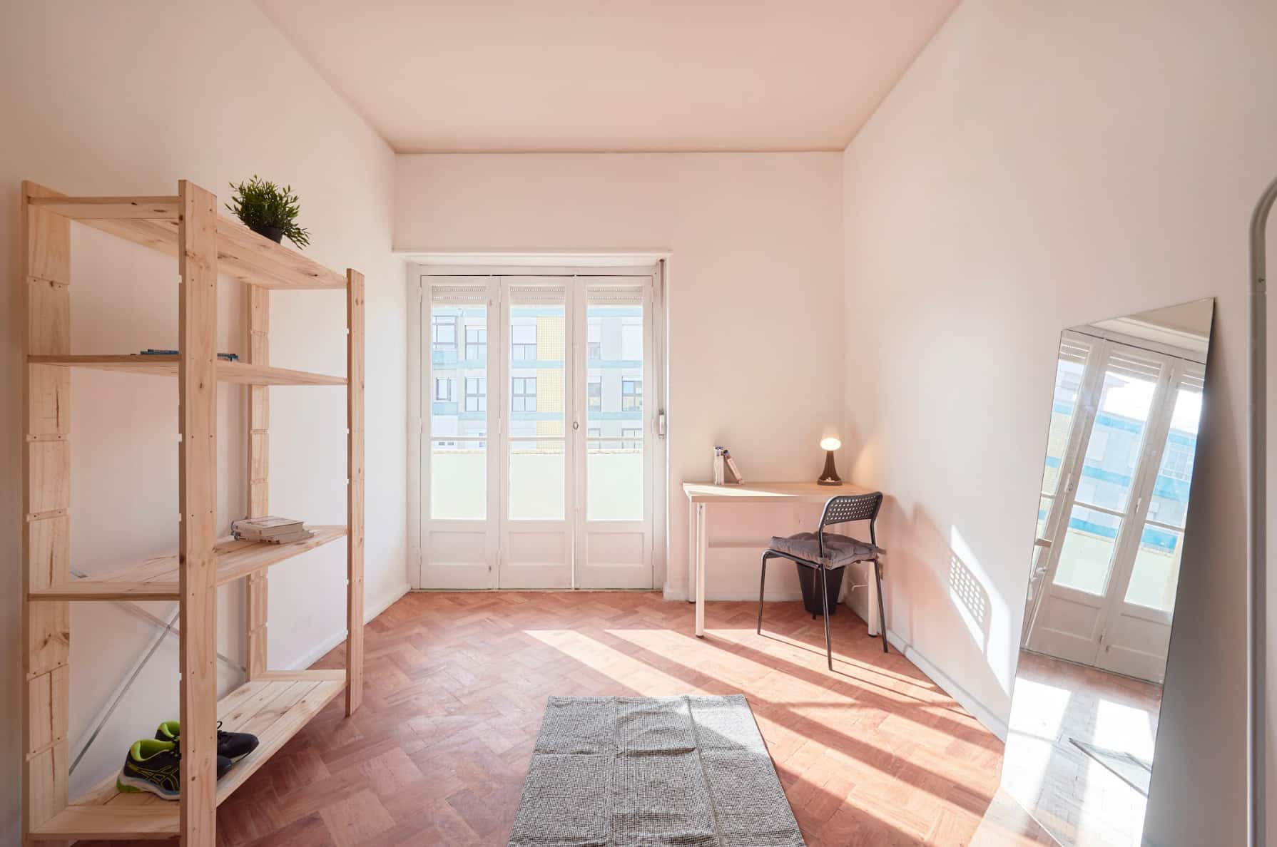 Single bedroom with balcony in a 6-bedroom apartment in Rua Tristão Vaz, Lisbon - Room 4