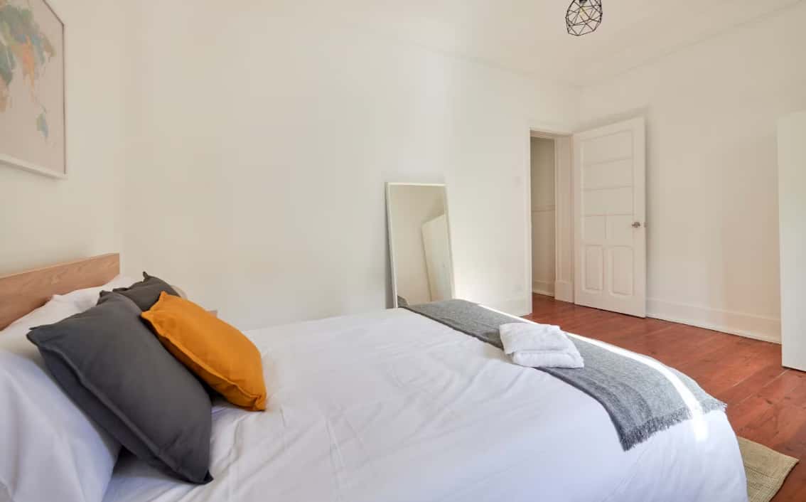 Bedroom in a 4-bedroom apartment in Av. Berna, Lisbon - Room 4