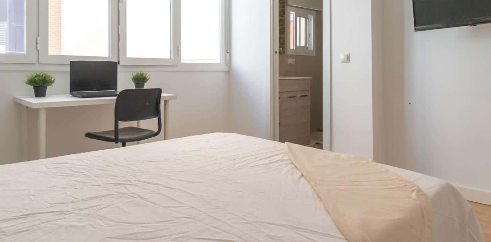 Double bed in Rooms for rent in 4-bedroom apartment in Arganzuela