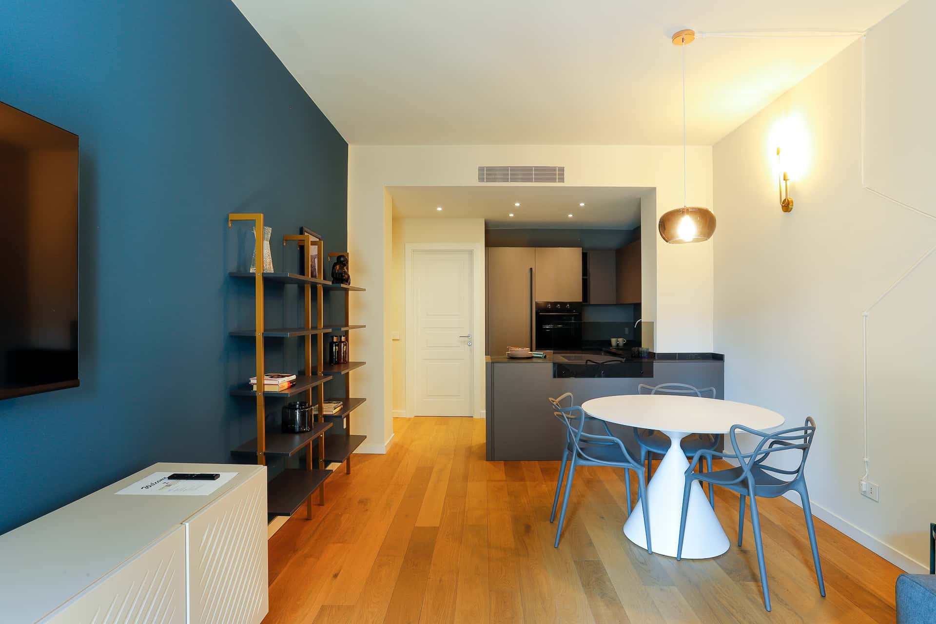 Luminoso bilocale in Via Archimede, Milano