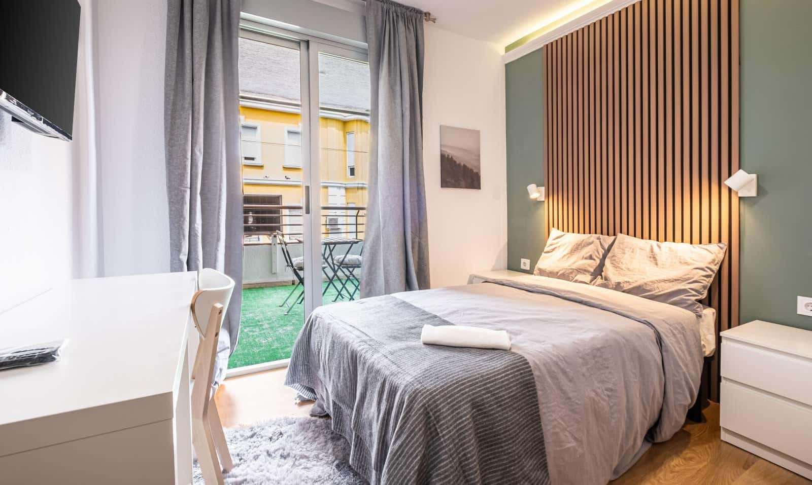 Double bed in Room in a shared 5-bedroom apartment for rent in Alicante, furnished