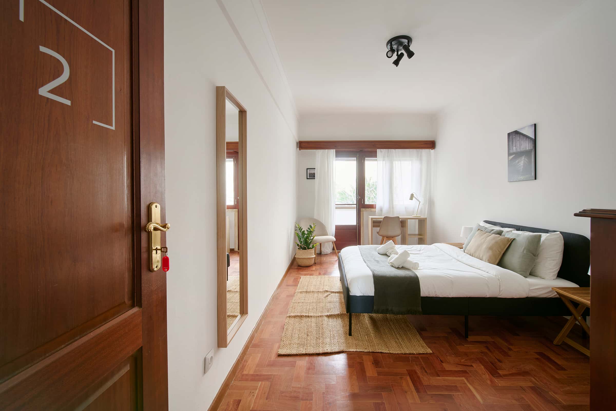 Room in a 4-bedroom apartment in Rua Gen. Leman, Lisbon - Room 2