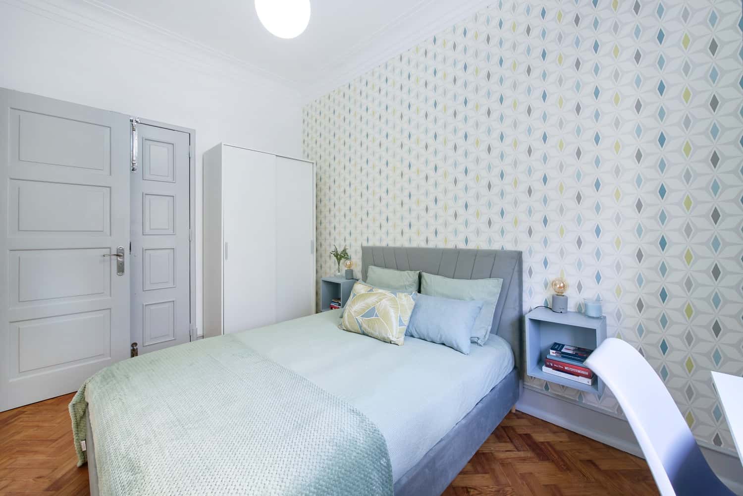Room 1 - 86. Avenida Almirante Reis 229 R/C D