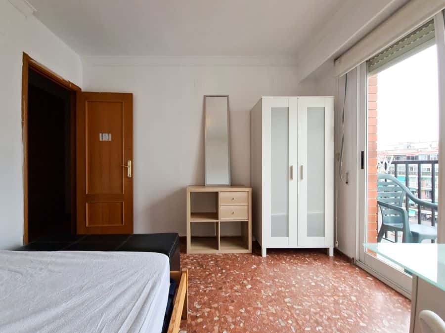 Habitación en piso de 5 habitaciones en Algirós
