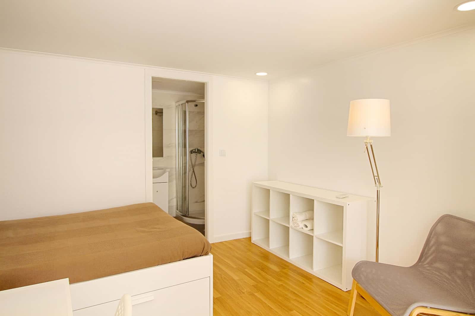 Bedoom with private bathroom in a student residence in Porto - Room G101