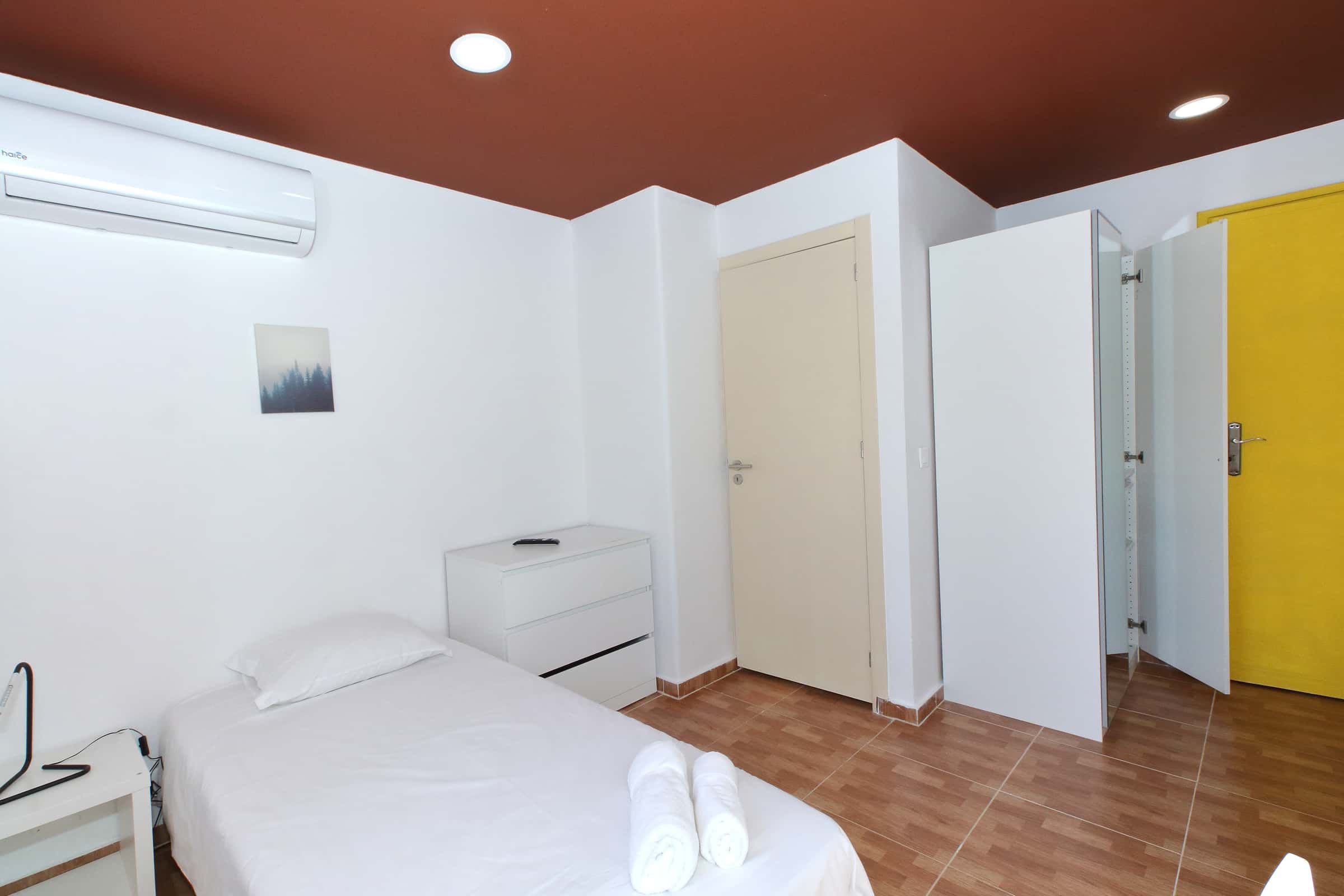 En-suite Room in Rua Ferreira Lapa, Lisbon (Students only)