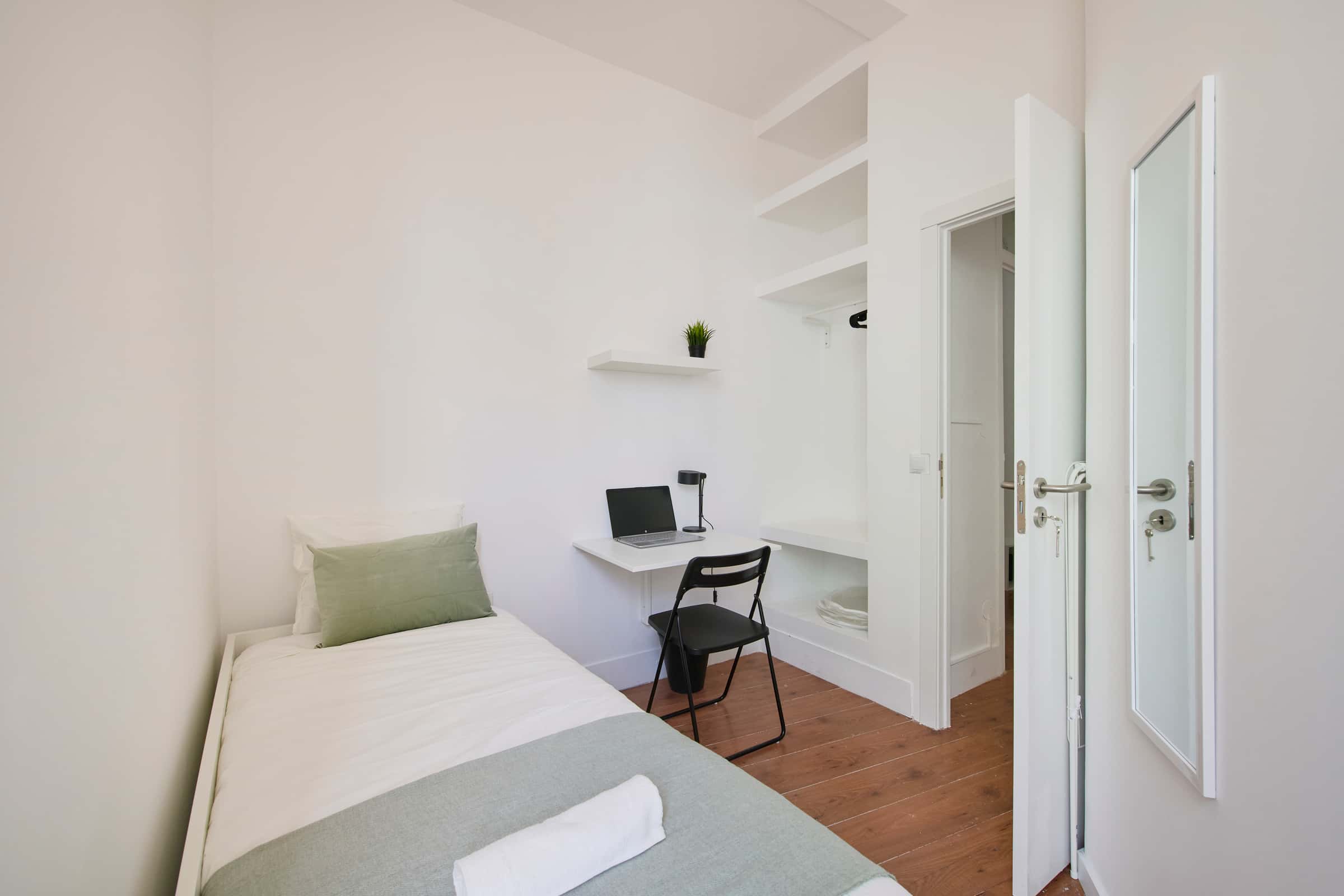 Bedroom with balcony in a 9-Bedroom Apartment in Rua Morais Soares, Lisbon - Room 3