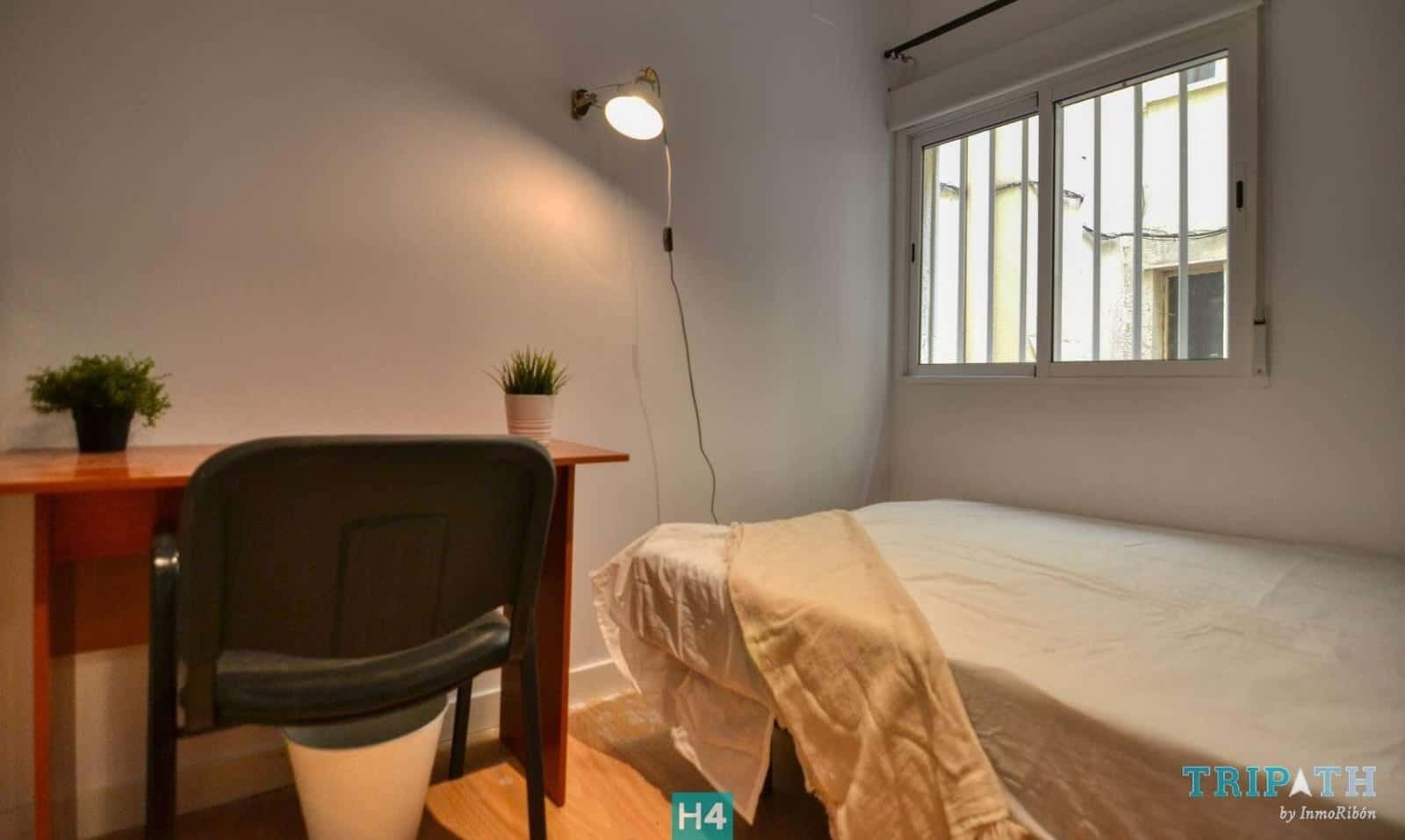 Double bed in Shared apartment in Madrid