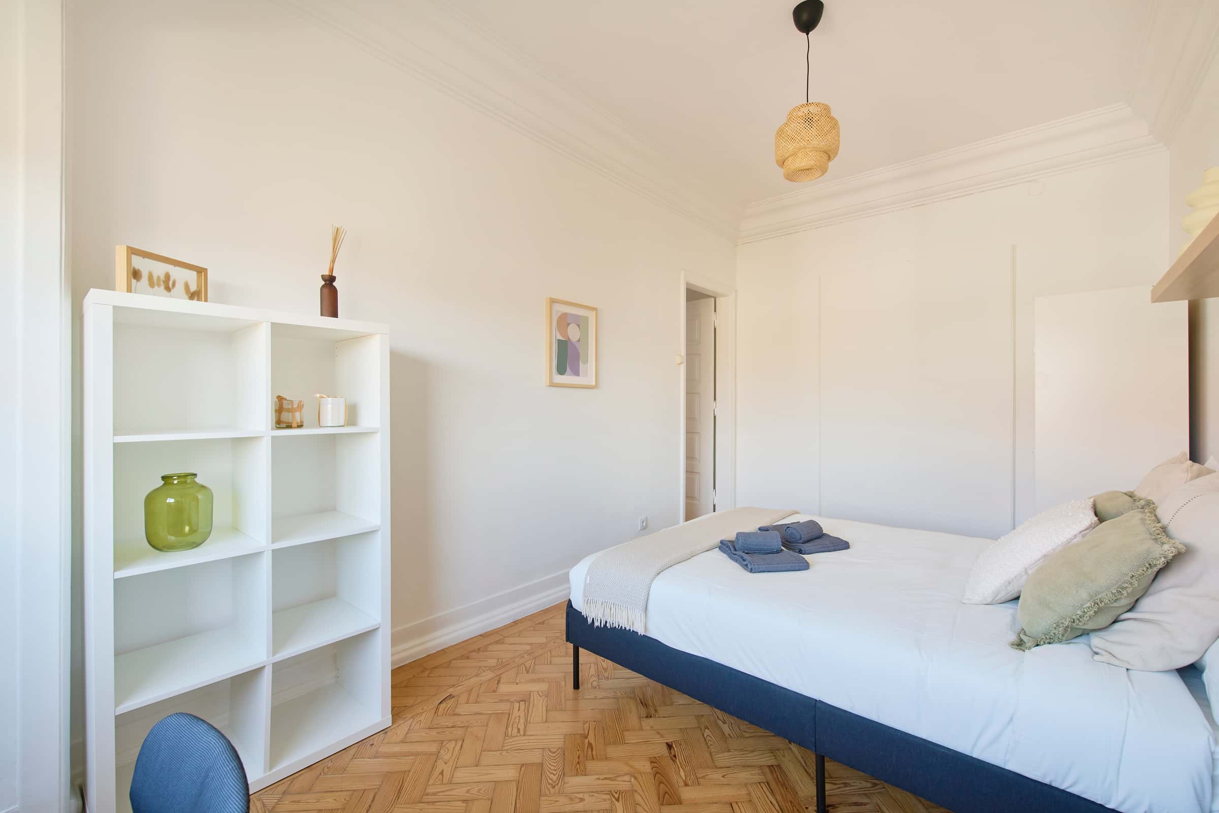 Bright bedroom in a 9-room apartment in Lisbon - Room 1