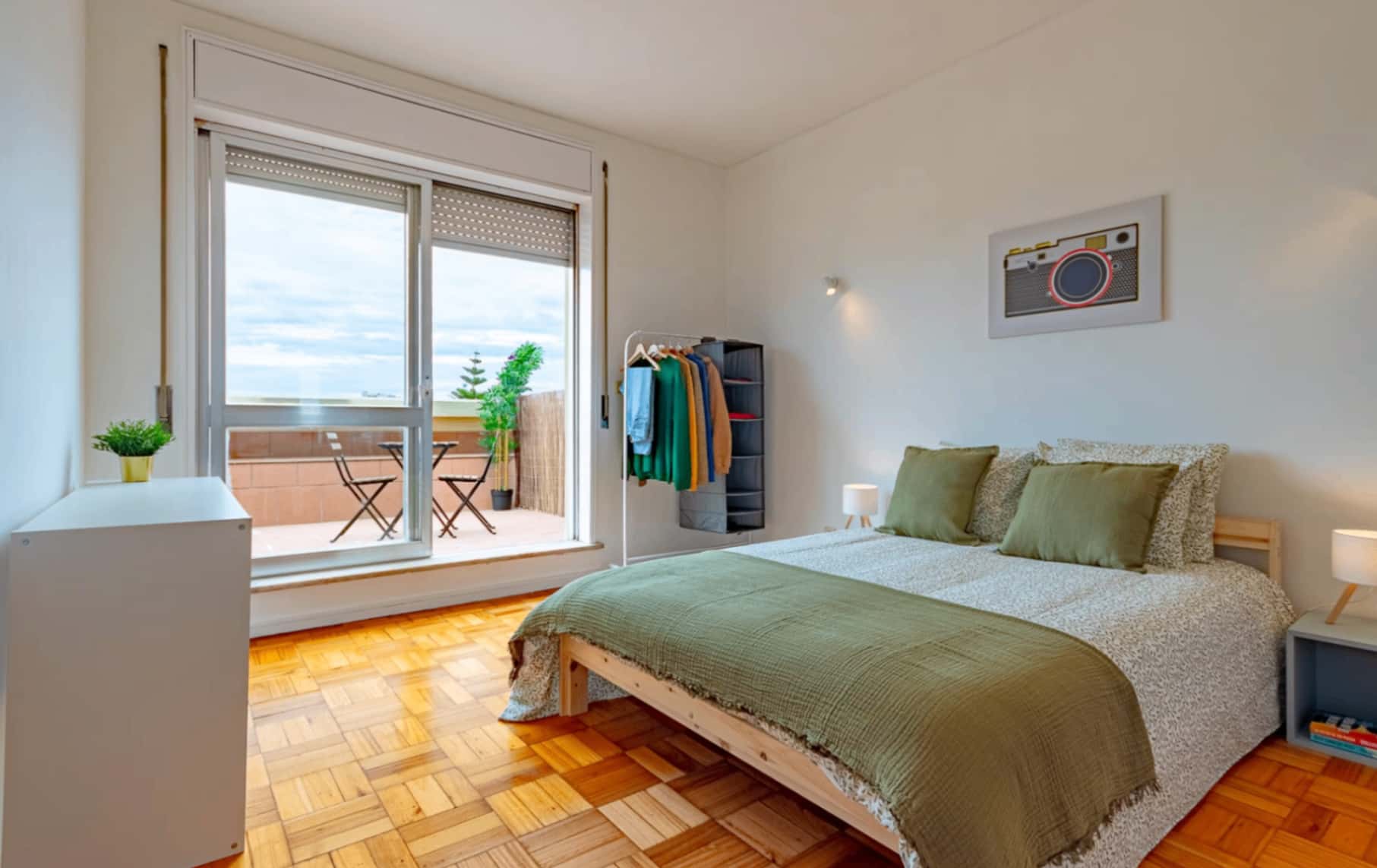 Double room with private terrace in a 4-bedroom apartment in Rua das Artes Gráficas, Porto - Room 4