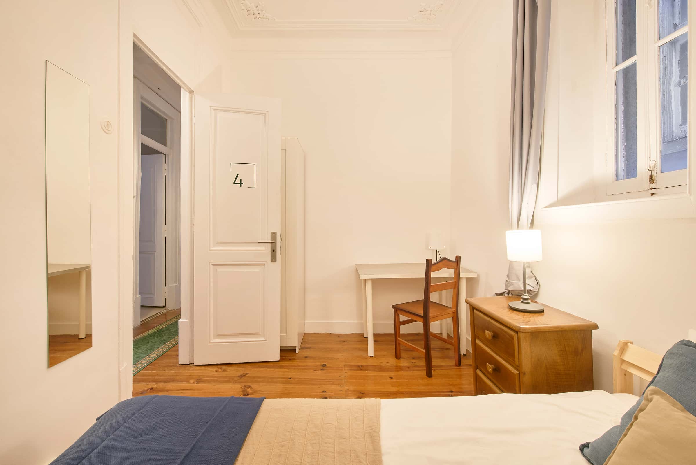 Room in a 7-bedroom apartment in Lisbon - Room 4