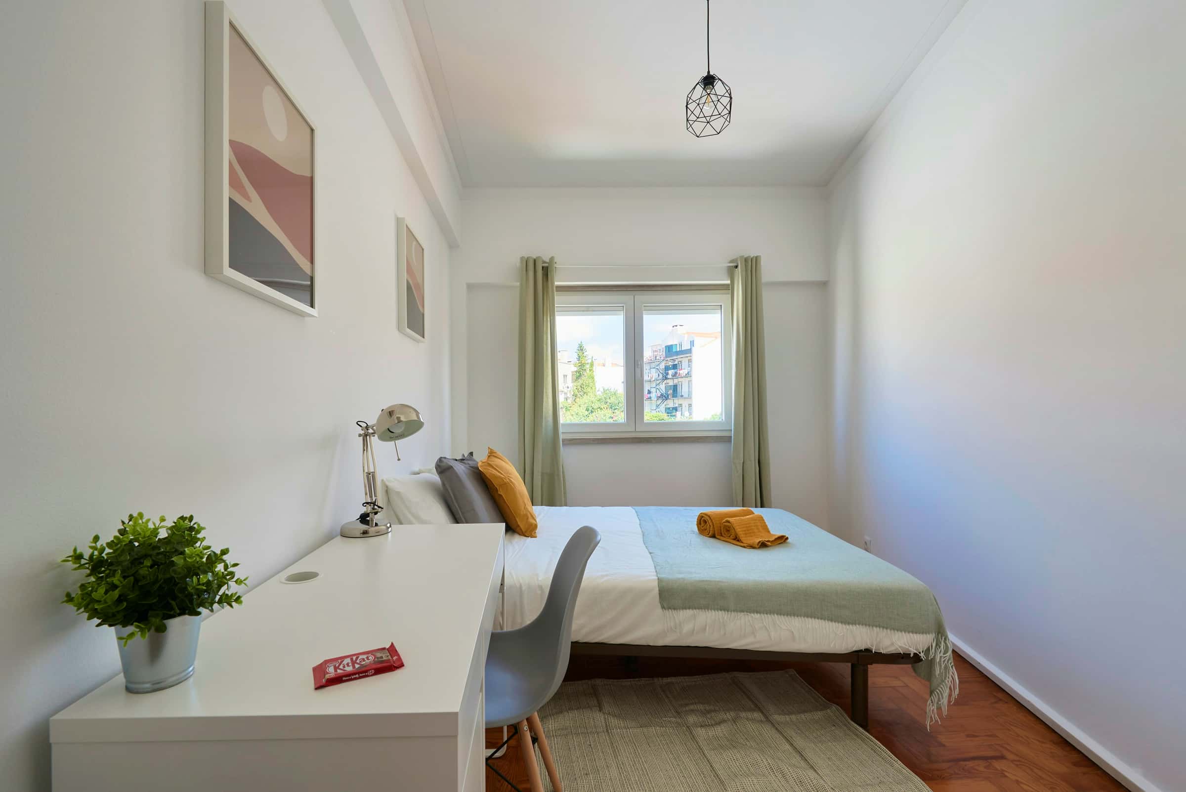 Bedroom with private bathroom in a 6-bedroom apartment in R. do Arco do Carvalhão, Lisbon - Room 4