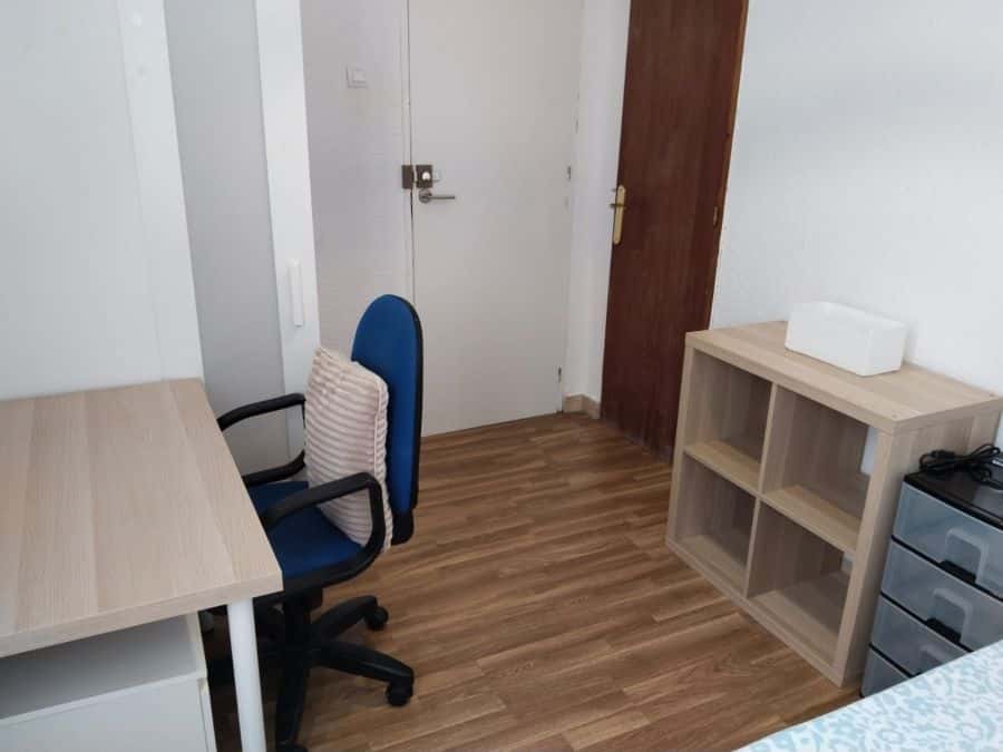 Habitación en piso de 4 habitaciones en El Pla Del Real